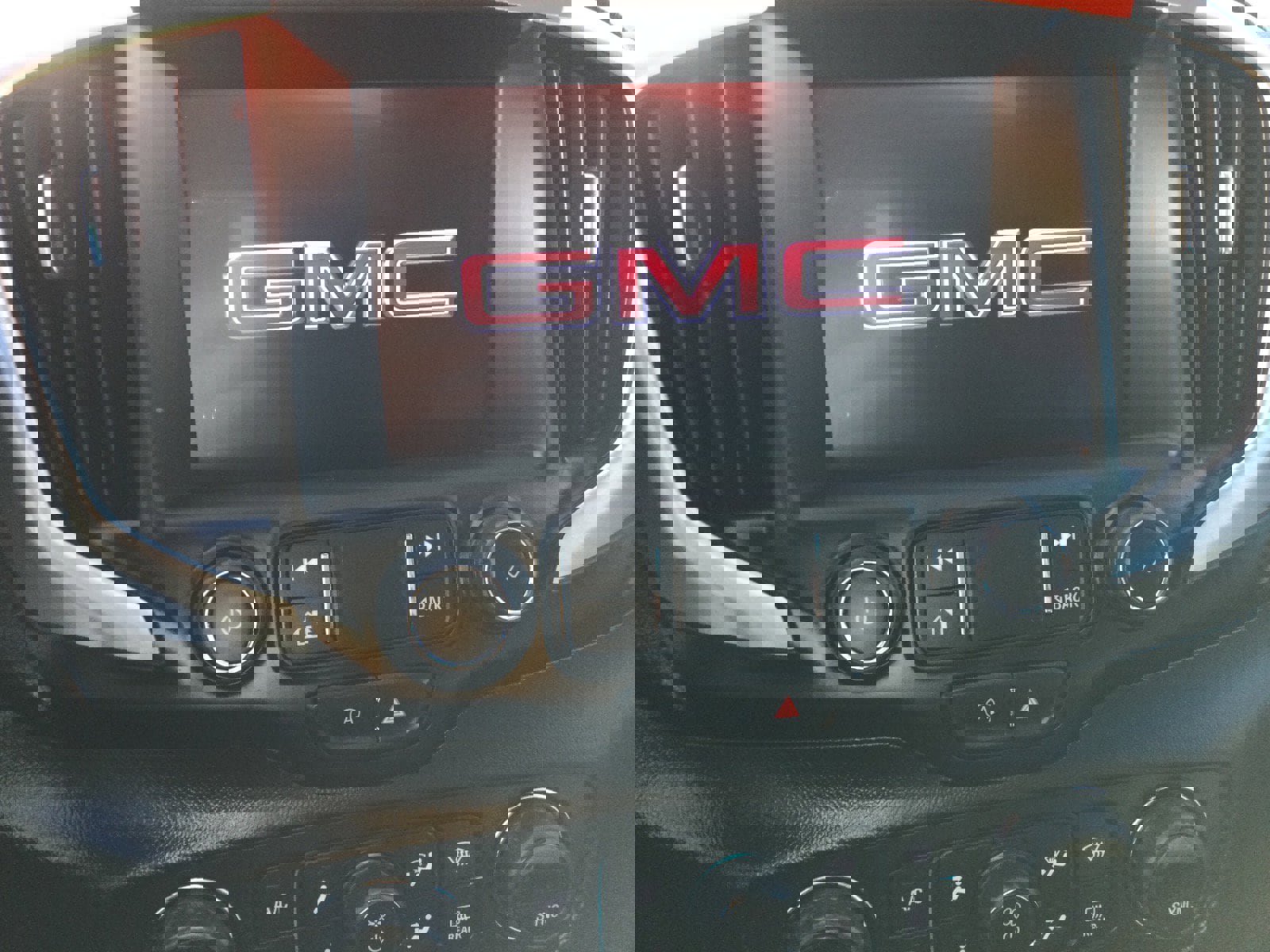 Used 2024 GMC Terrain SLE w/ Driver Convenience Package image 18