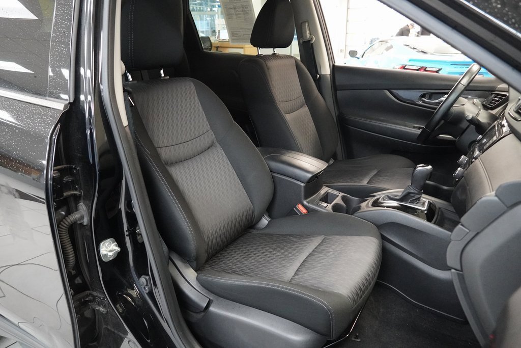 Used 2020 Nissan Rogue SV image 26