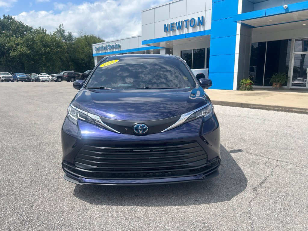 Used 2022 Toyota Sienna LE FWD image 2