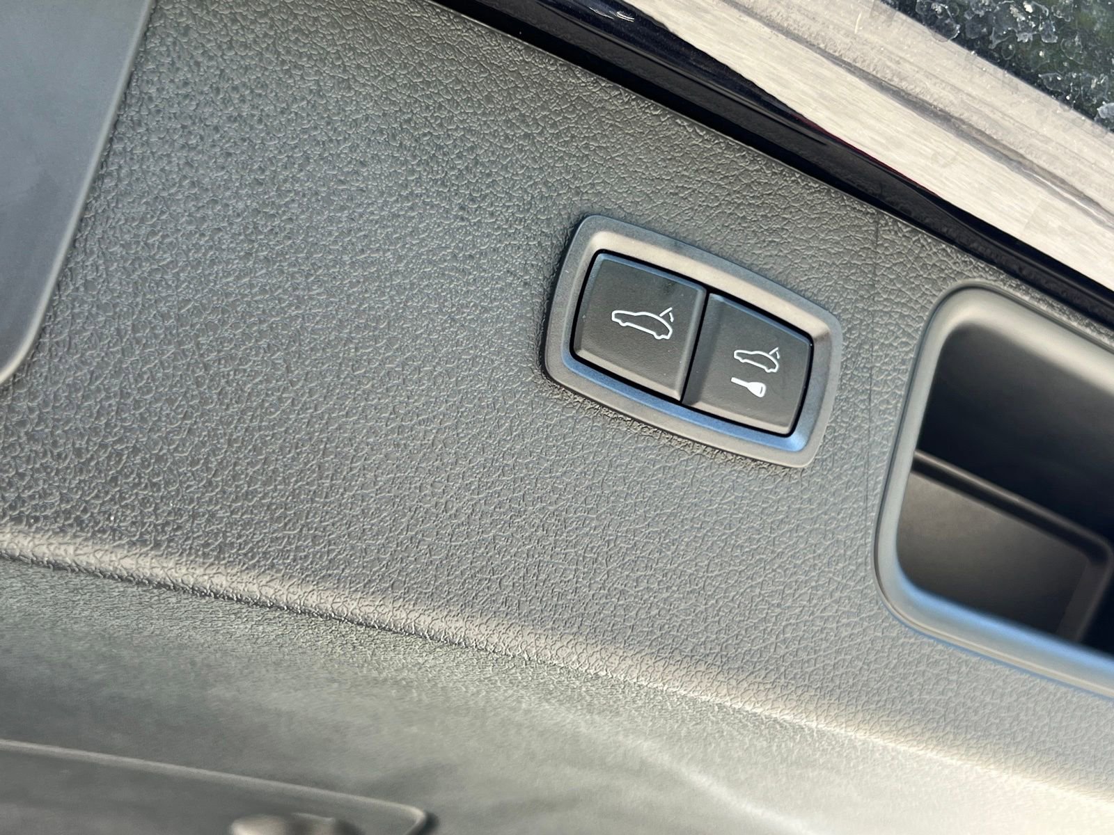 Certified 2025 Porsche Macan AWD/4WD image 21