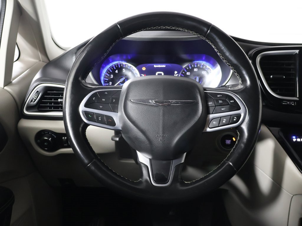 Used 2022 Chrysler Pacifica Touring-L image 35