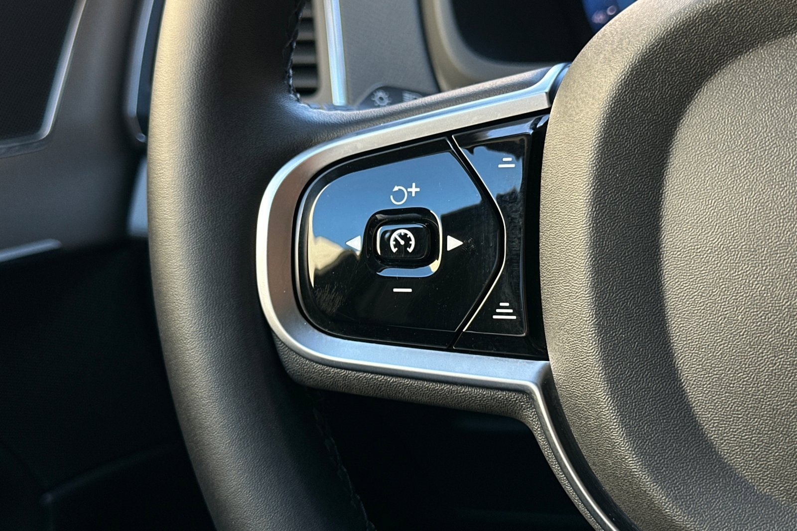 Certified 2025 Volvo XC90 B5 Core w/ Protection Package Premier image 28