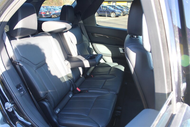 Used 2017 Land Rover Discovery HSE AWD/4WD image 17