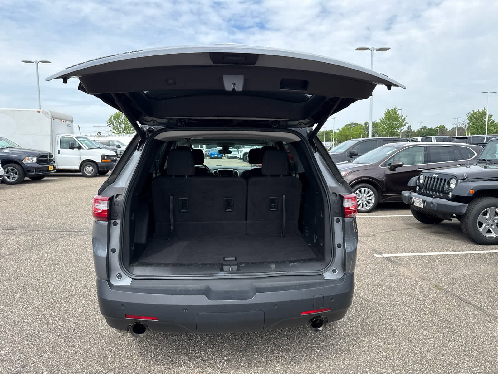 Used 2020 Chevrolet Traverse LT w/ Driver Confidence II Package AWD/4WD image 8