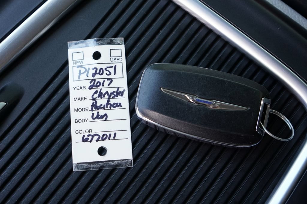 Used 2017 Chrysler Pacifica Touring-L Plus w/ Tire & Wheel Group FWD image 31