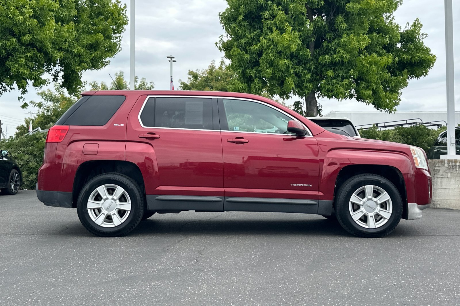 Used 2010 GMC Terrain SLE FWD image 3