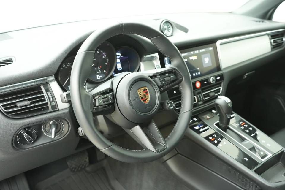 Certified 2026 Porsche Macan AWD/4WD image 4
