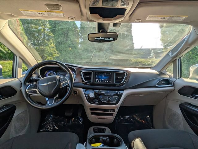 Used 2019 Chrysler Pacifica Touring Plus w/ Tire & Wheel Group FWD image 13