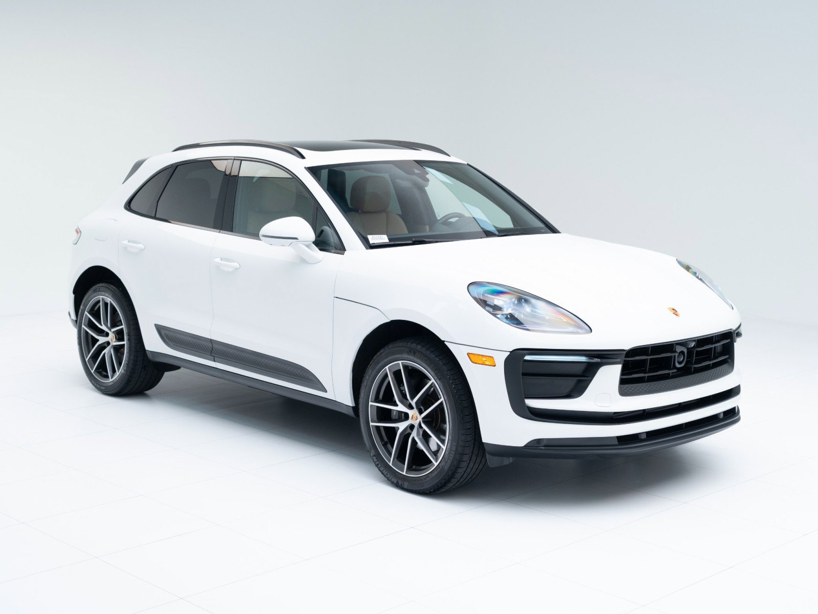 Certified 2025 Porsche Macan image 7
