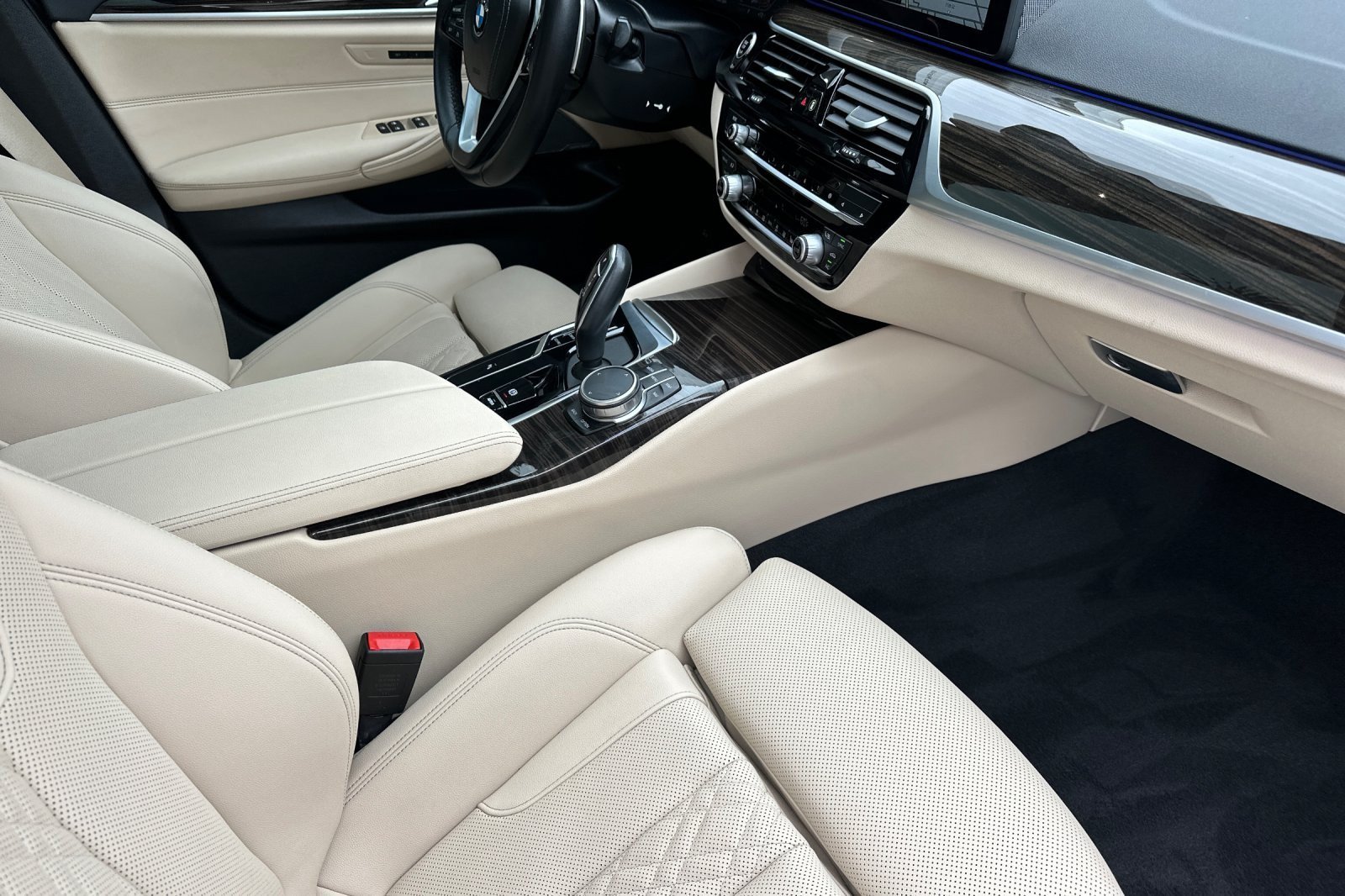 Used 2023 BMW 530i w/ Premium Package RWD image 14