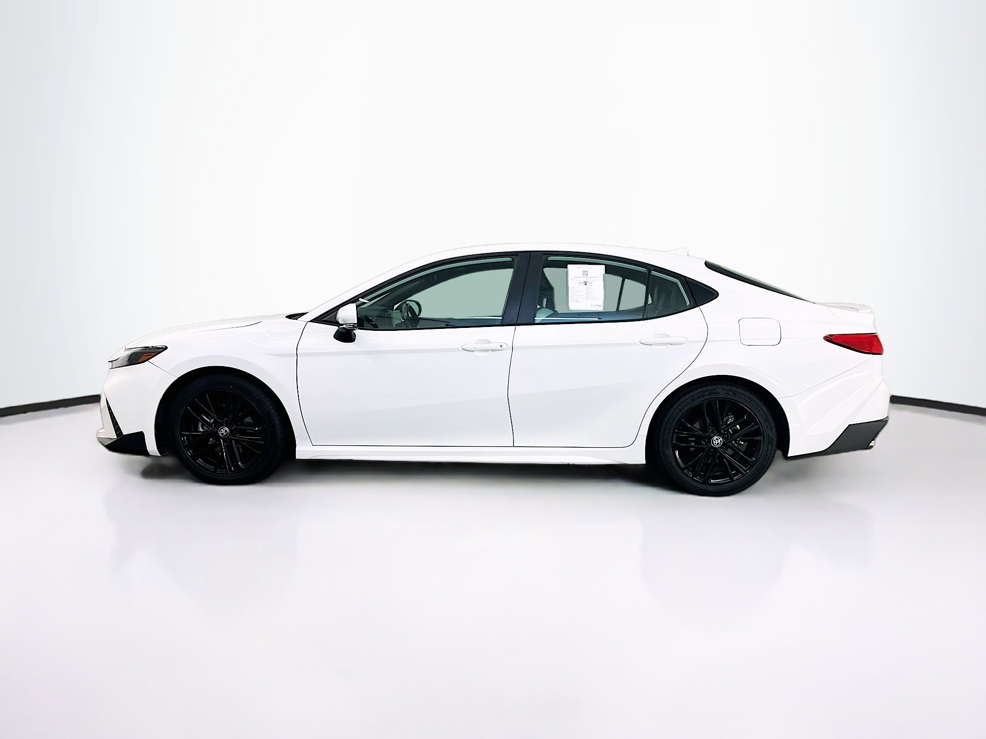 Used 2025 Toyota Camry SE image 4