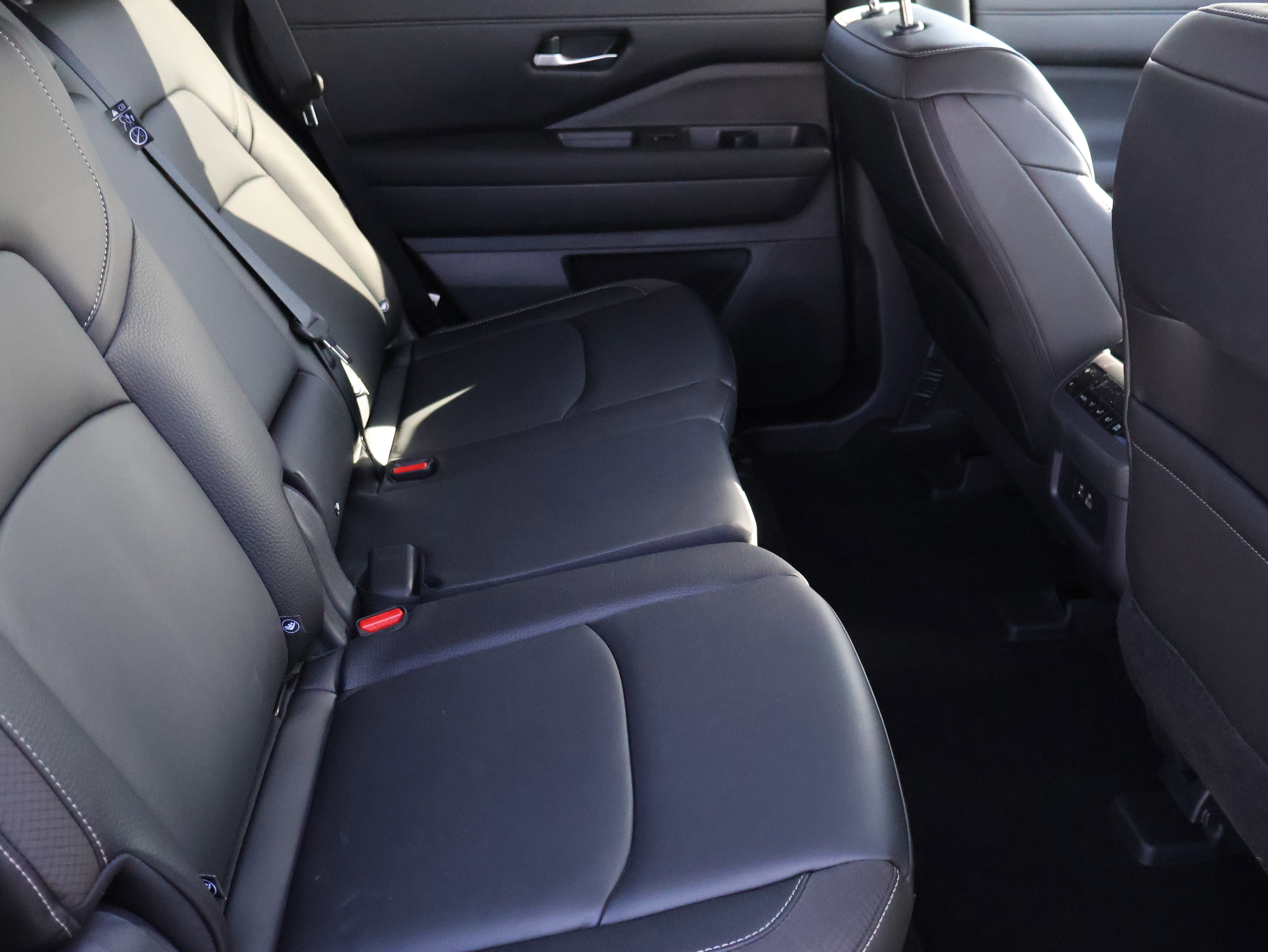 Used 2024 Nissan Pathfinder SL image 13