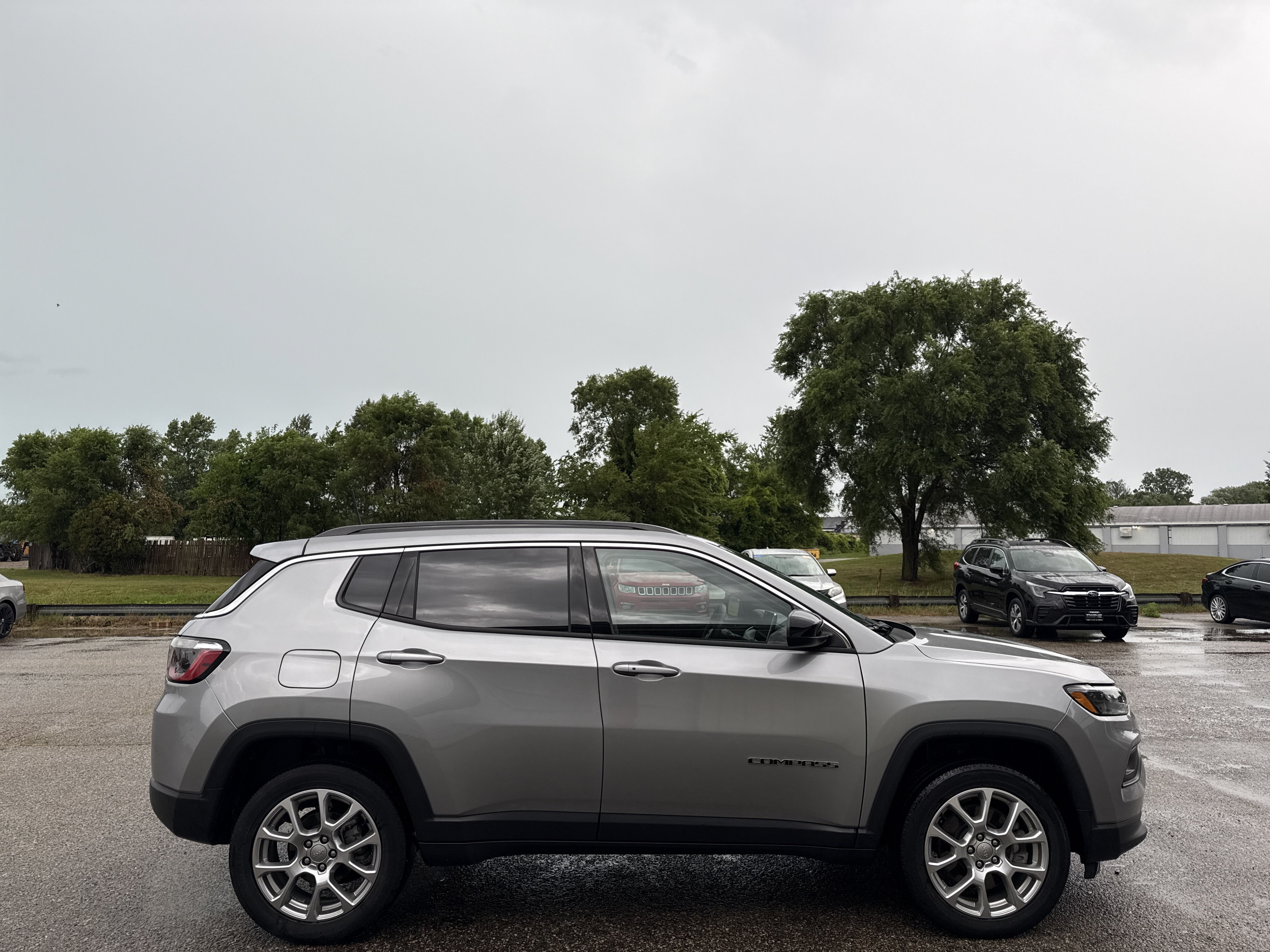 Used 2023 Jeep Compass Latitude AWD/4WD image 2