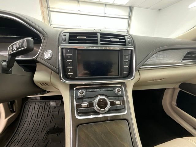 Used 2017 Lincoln Continental Select AWD/4WD image 9