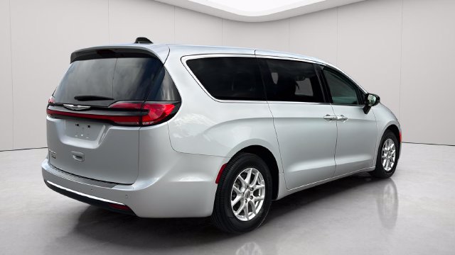 Used 2024 Chrysler Pacifica Touring-L FWD image 4