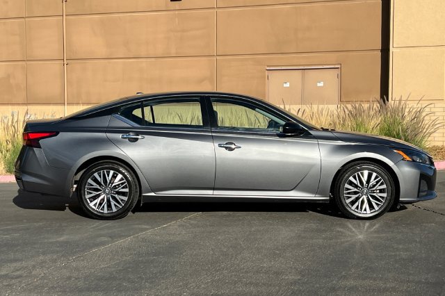 Used 2024 Nissan Altima 2.5 SV FWD image 3