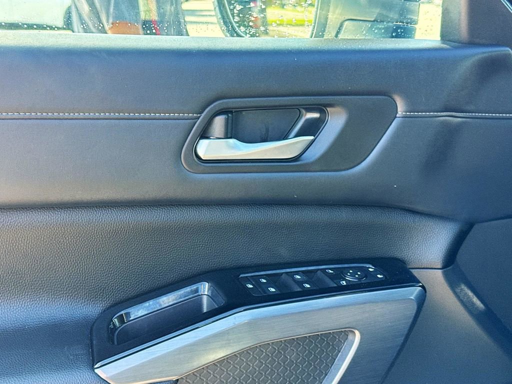 Used 2024 Nissan Pathfinder SL w/ Cargo Package image 17