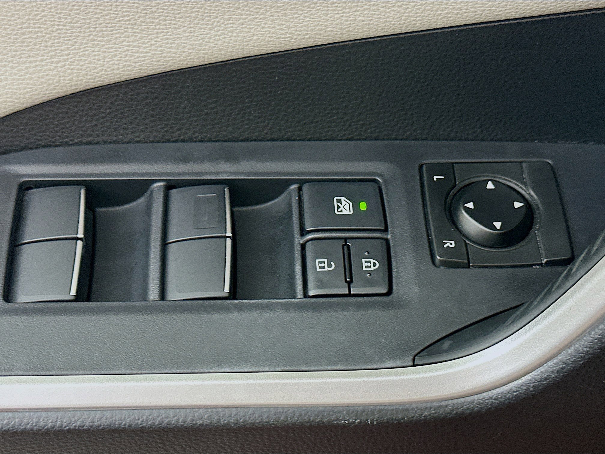 Used 2019 Toyota RAV4 Limited w/ Advanced Technology Package image 15