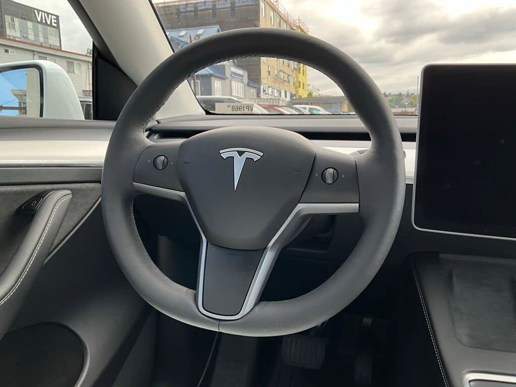 Used 2024 Tesla Model Y Long Range AWD/4WD image 18