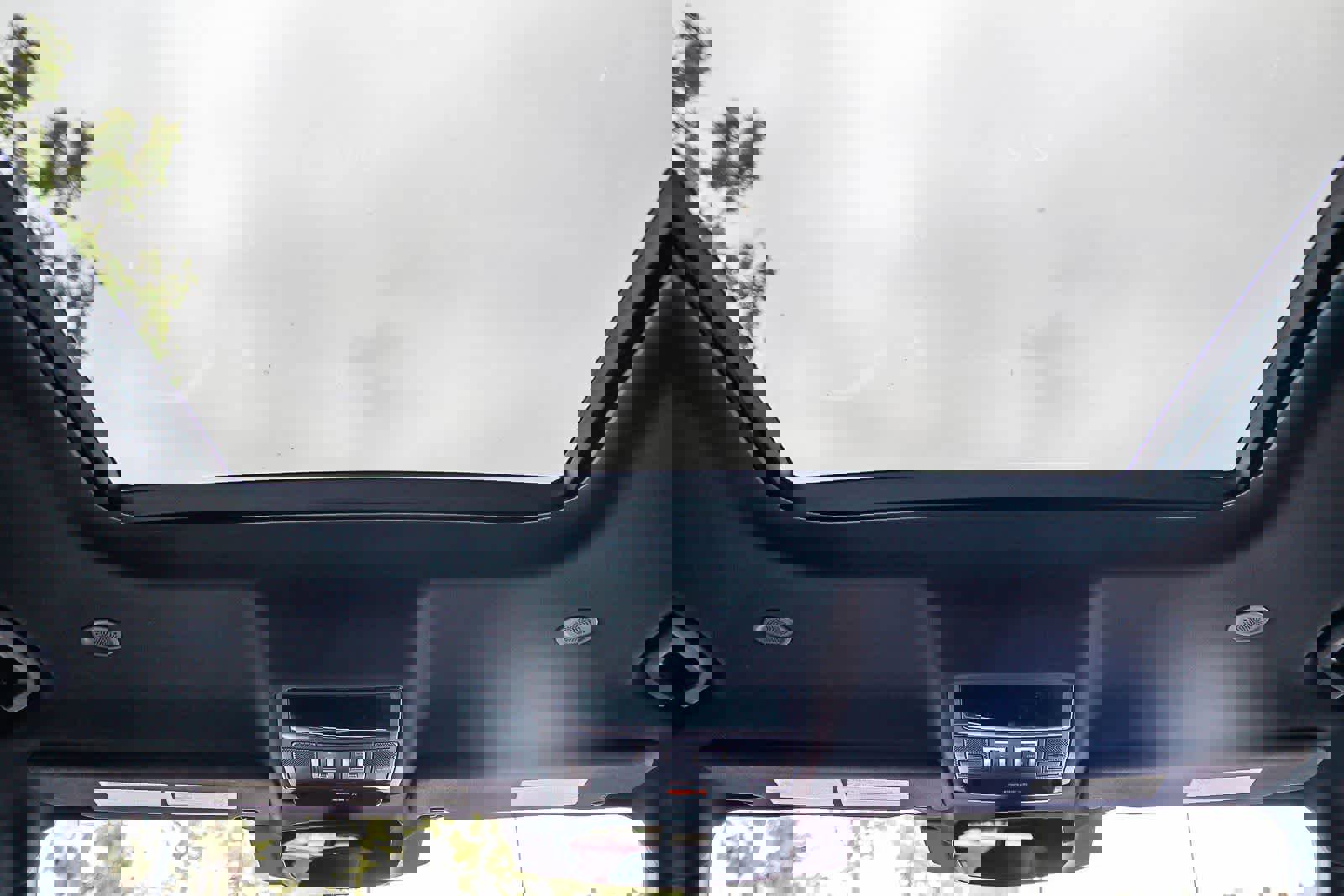 Used 2023 Land Rover Defender 130 X-Dynamic SE image 16