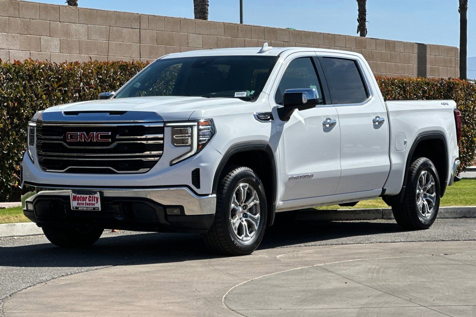 Certified 2025 GMC Sierra 1500 SLT AWD/4WD image 12