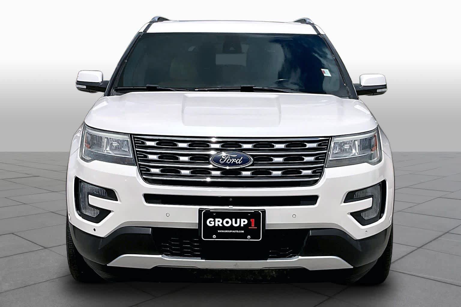 Used 2017 Ford Explorer Limited w/ Equipment Group 301A FWD image 4