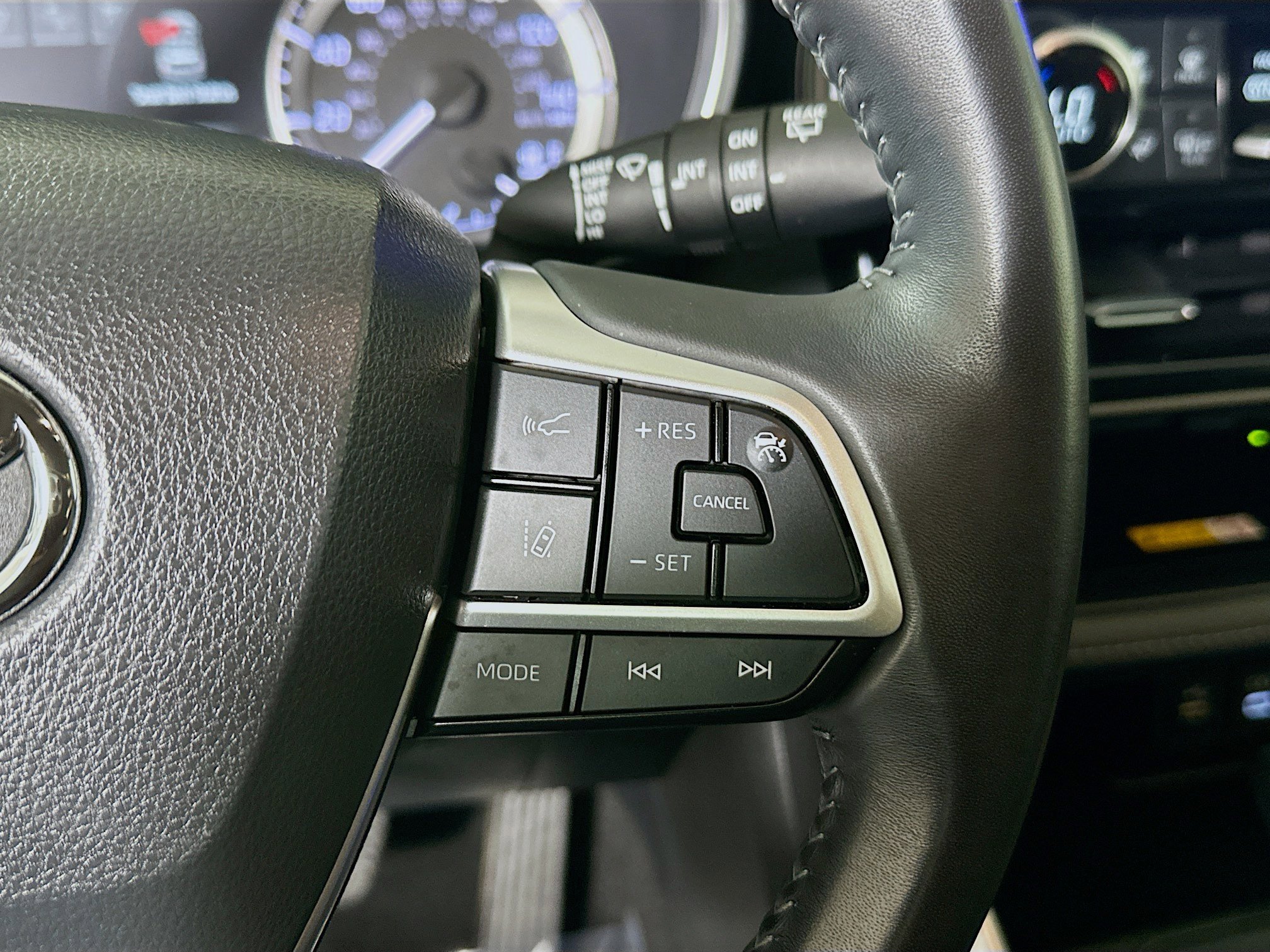 Used 2023 Toyota Highlander XLE FWD image 17