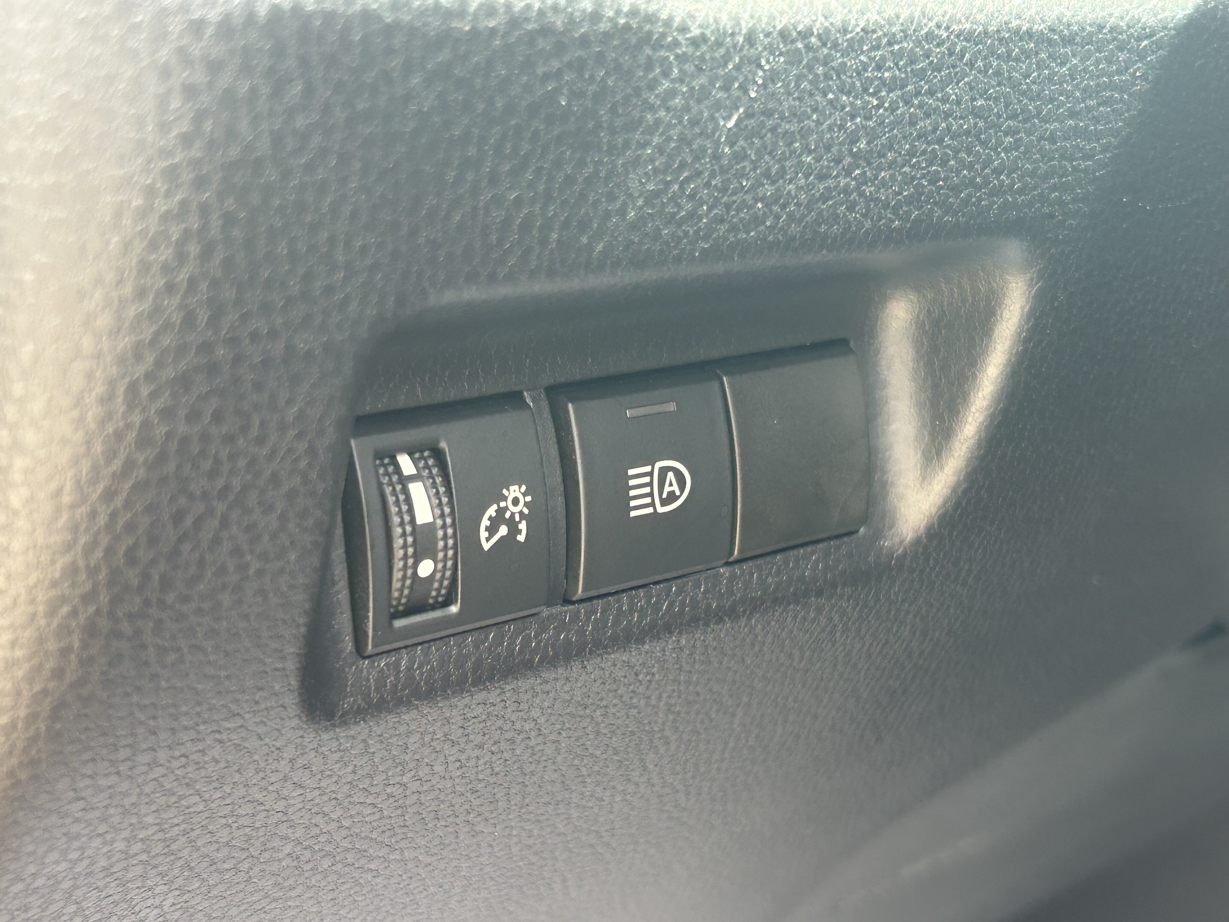 Used 2019 Toyota RAV4 LE AWD/4WD image 15