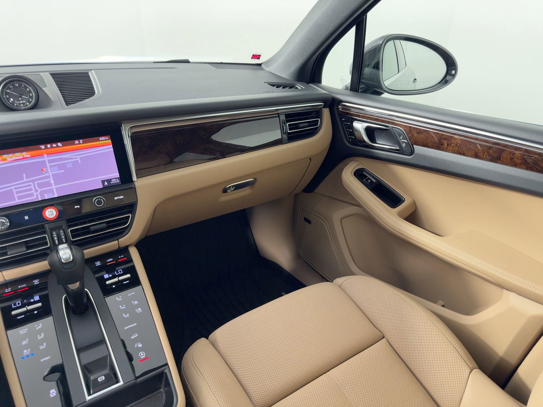 Certified 2025 Porsche Macan image 27