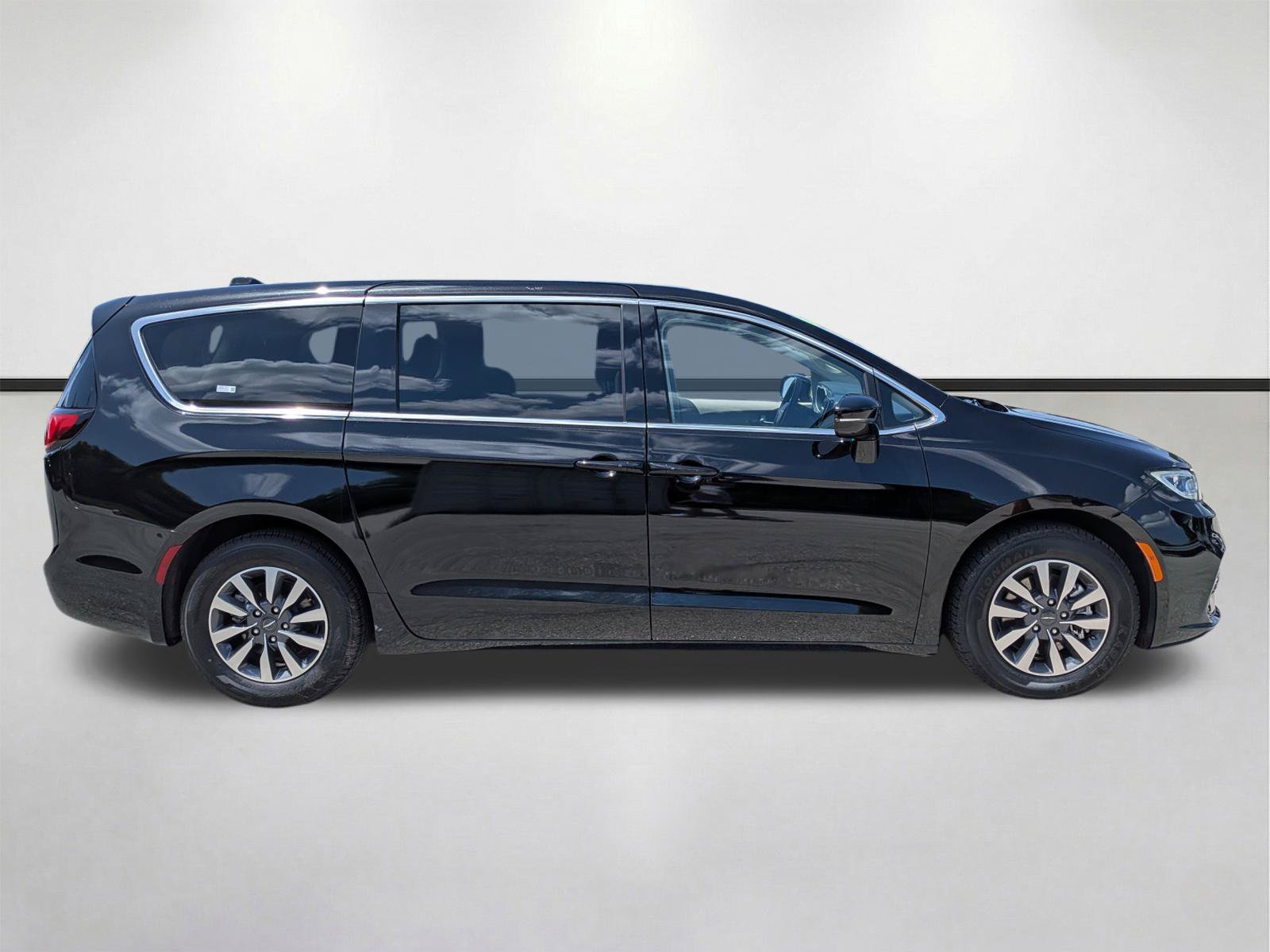 Used 2024 Chrysler Pacifica Limited FWD image 3