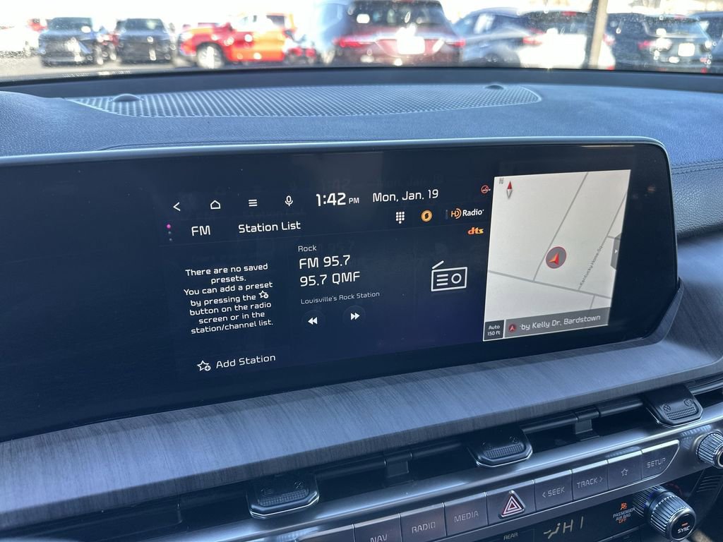 Used 2024 Kia Telluride EX w/ EX Captain's Chair Package image 16