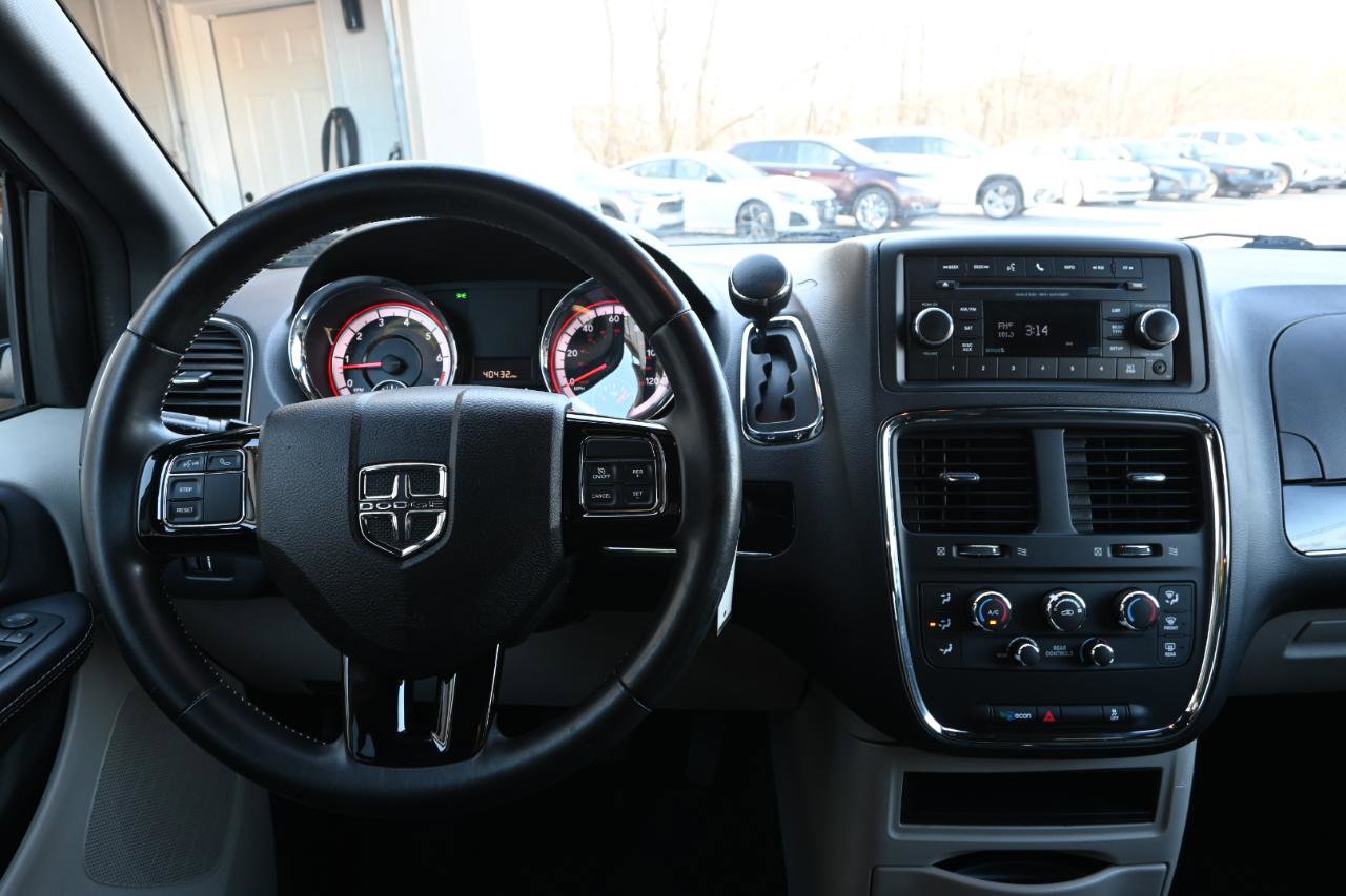 Used 2016 Dodge Grand Caravan SE image 23