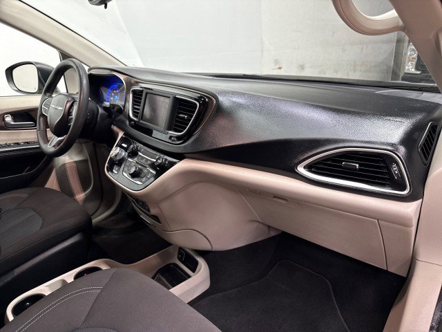 Used 2023 Chrysler Voyager LX image 29