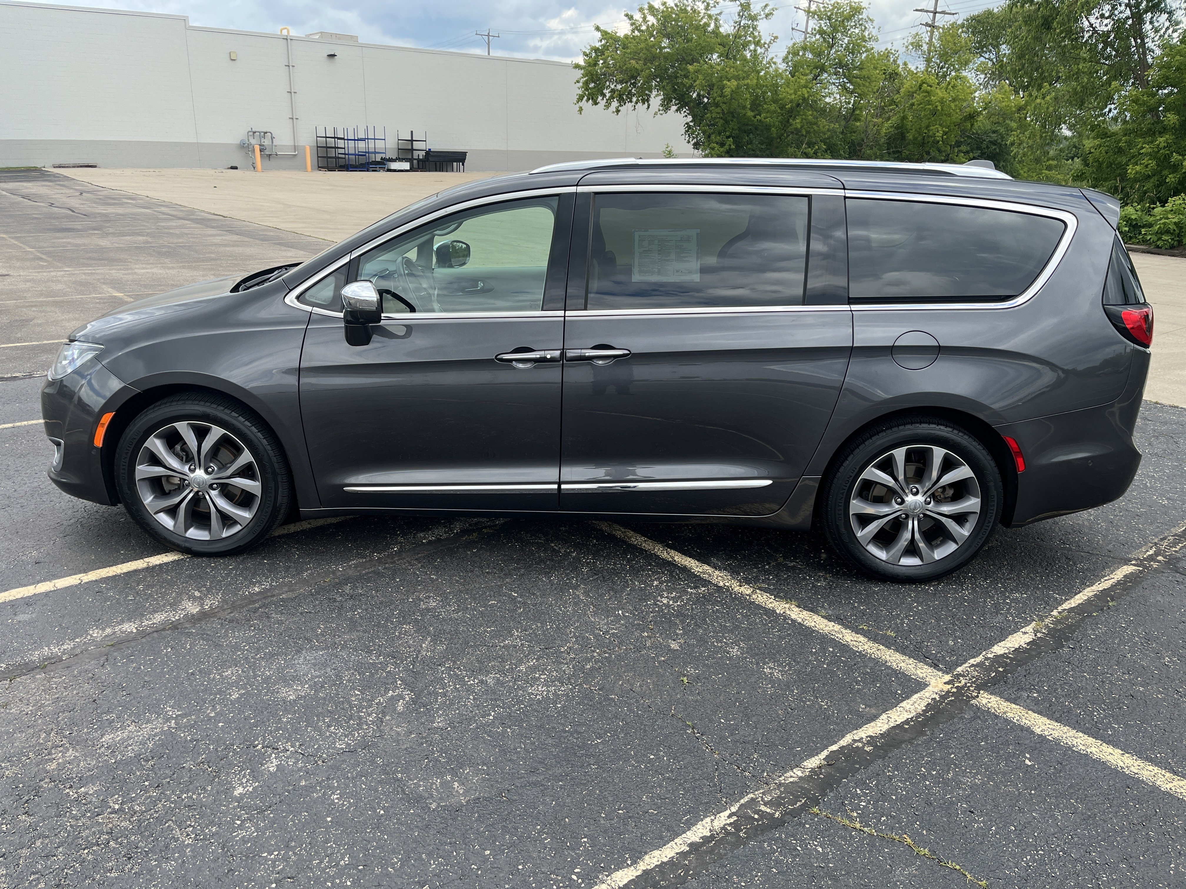 Used 2019 Chrysler Pacifica Limited w/ Tire & Wheel Group FWD image 3