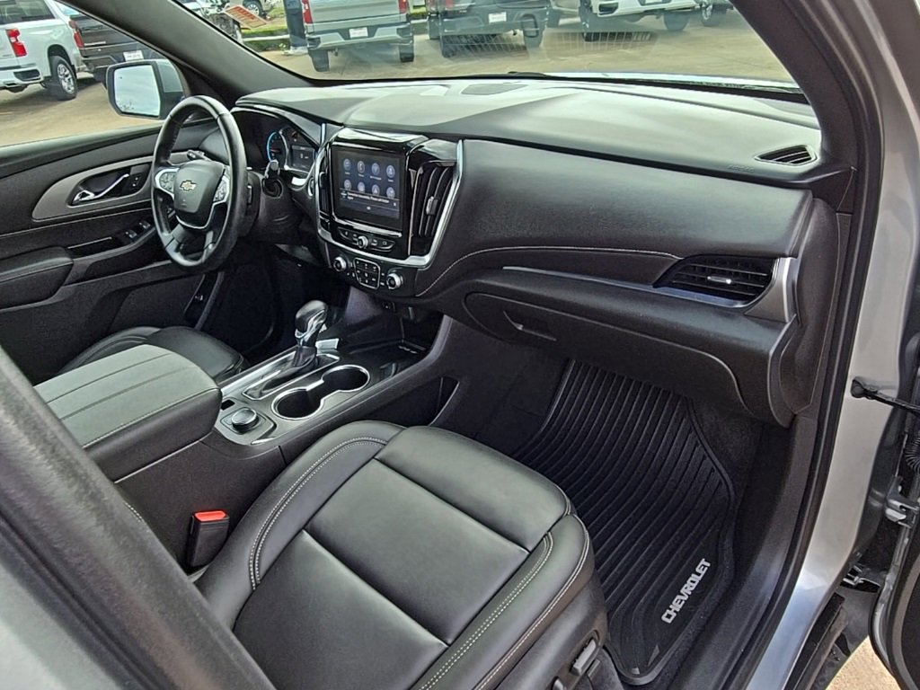 Used 2023 Chevrolet Traverse LT w/ Rear Camera Mirror Package image 21