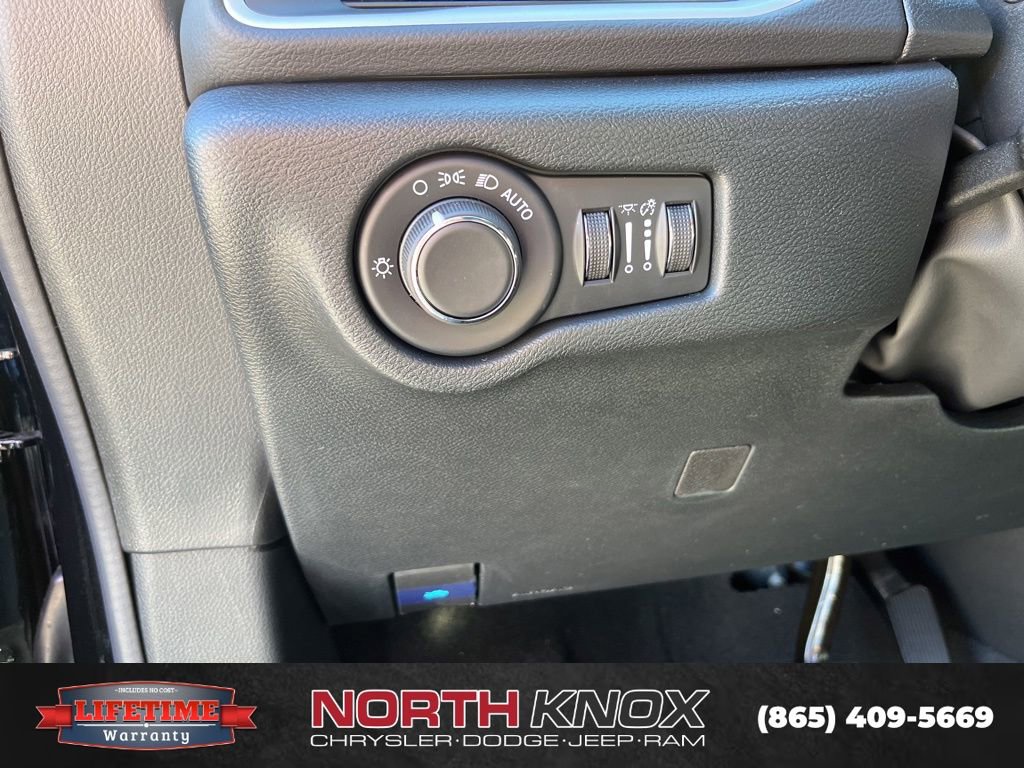 New 2026 Chrysler Voyager LX FWD image 7