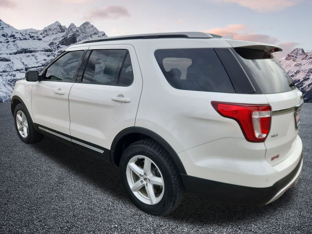 Used 2017 Ford Explorer XLT w/ Equipment Group 202A image 4