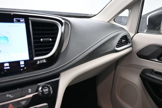 Used 2023 Chrysler Pacifica Touring-L FWD image 28