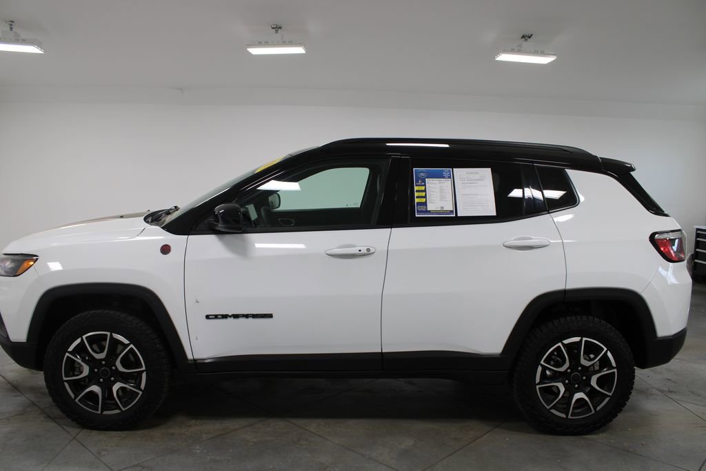 Used 2025 Jeep Compass Trailhawk image 6