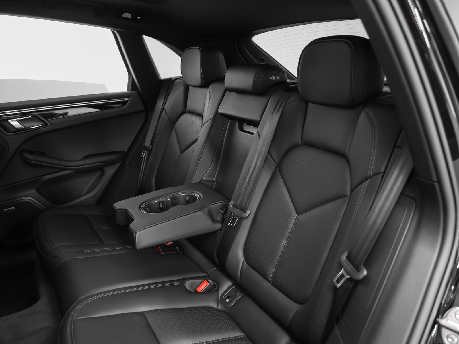 Certified 2025 Porsche Macan image 34