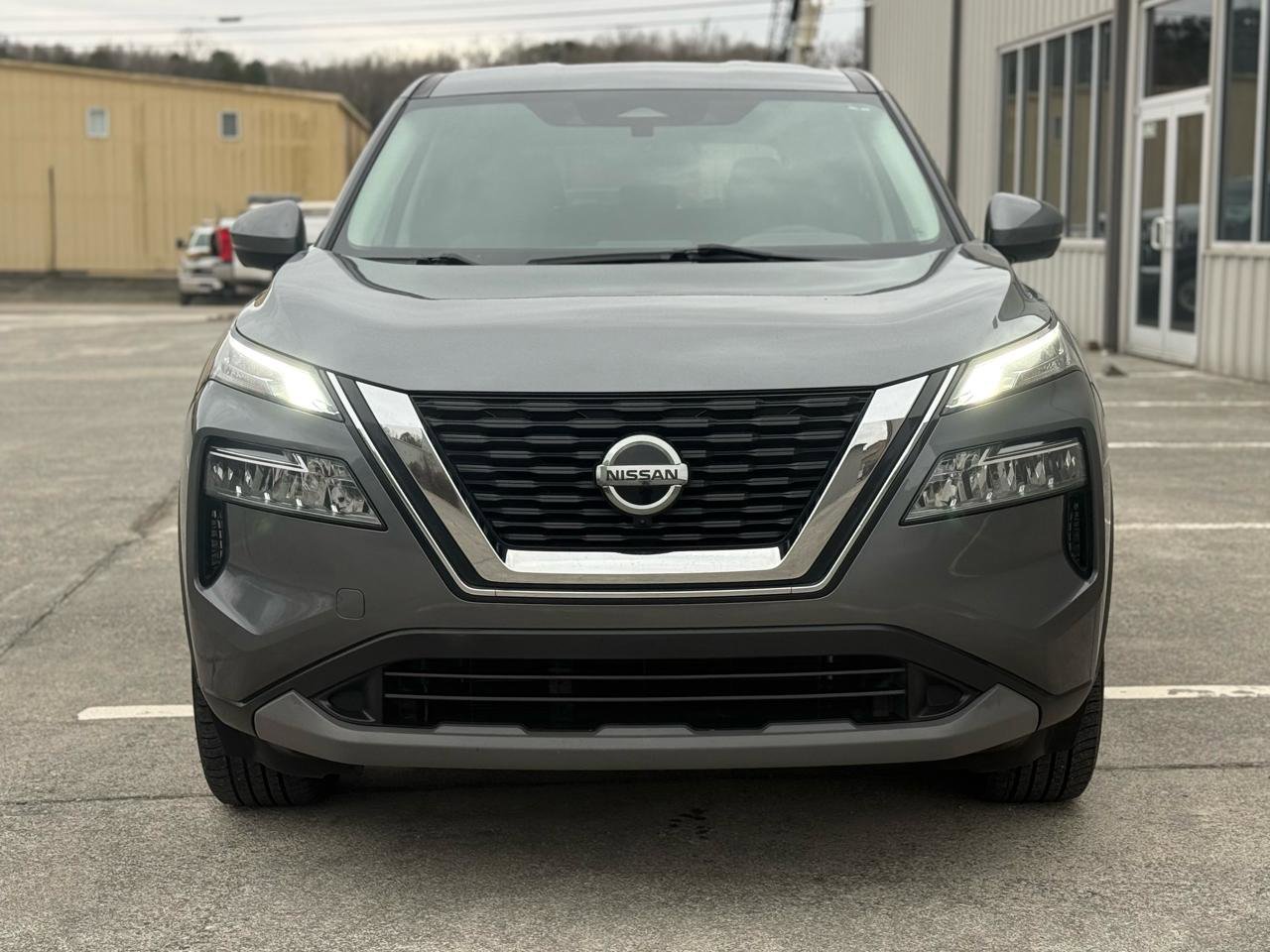 Used 2021 Nissan Rogue SV image 2