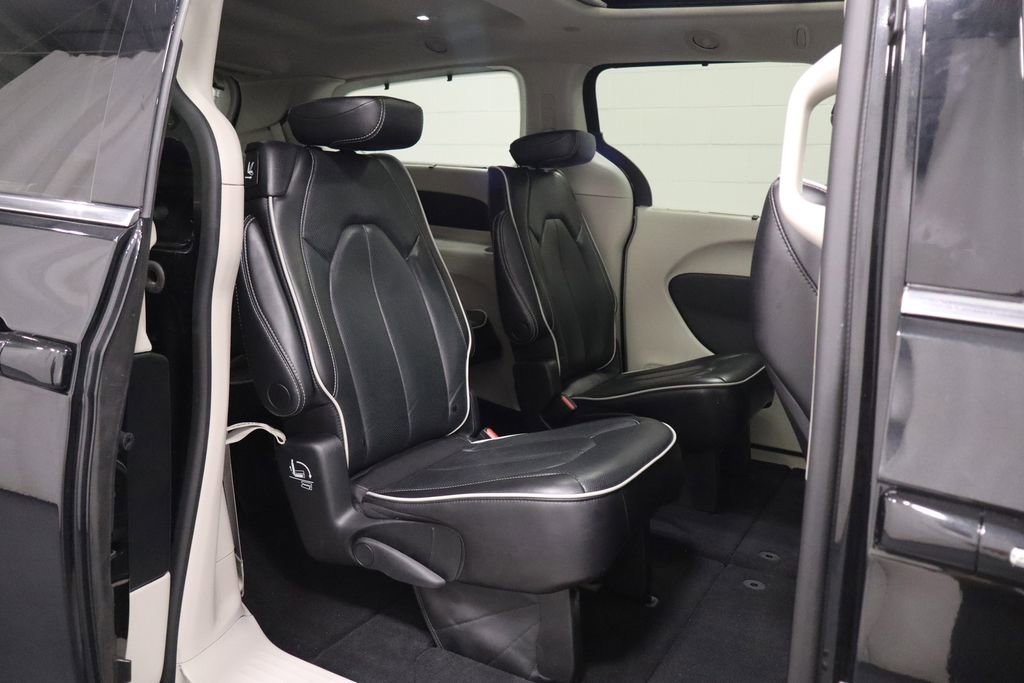Used 2023 Chrysler Pacifica Limited image 16