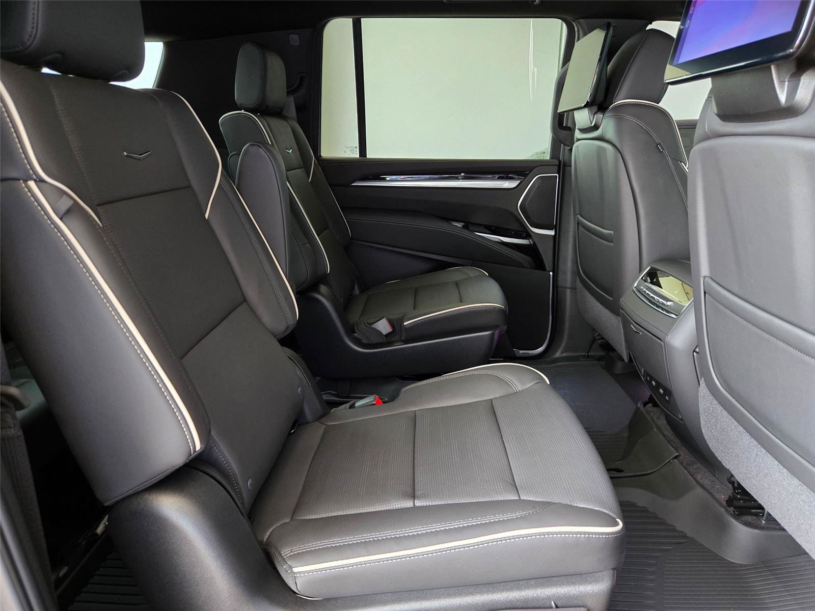 New 2026 Cadillac Escalade ESV Sport w/ Touring Package AWD/4WD image 32