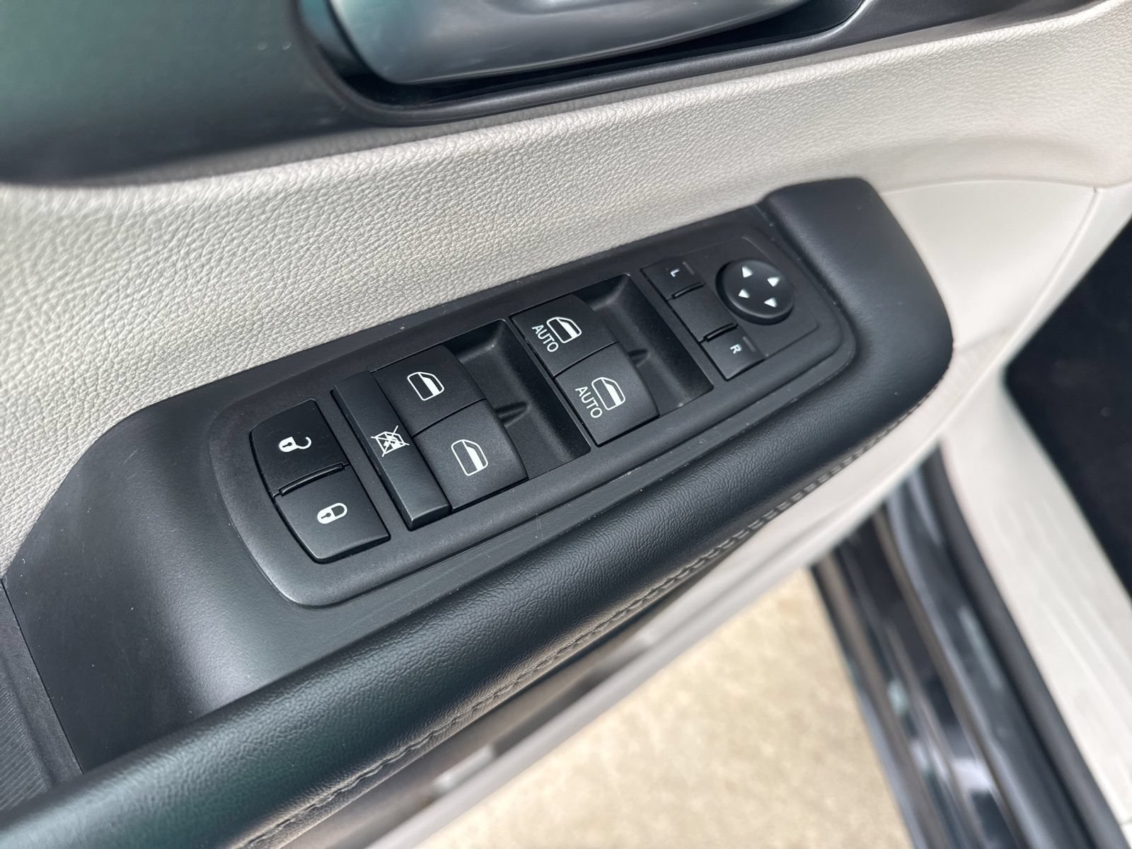 Used 2024 Chrysler Pacifica Limited FWD image 16