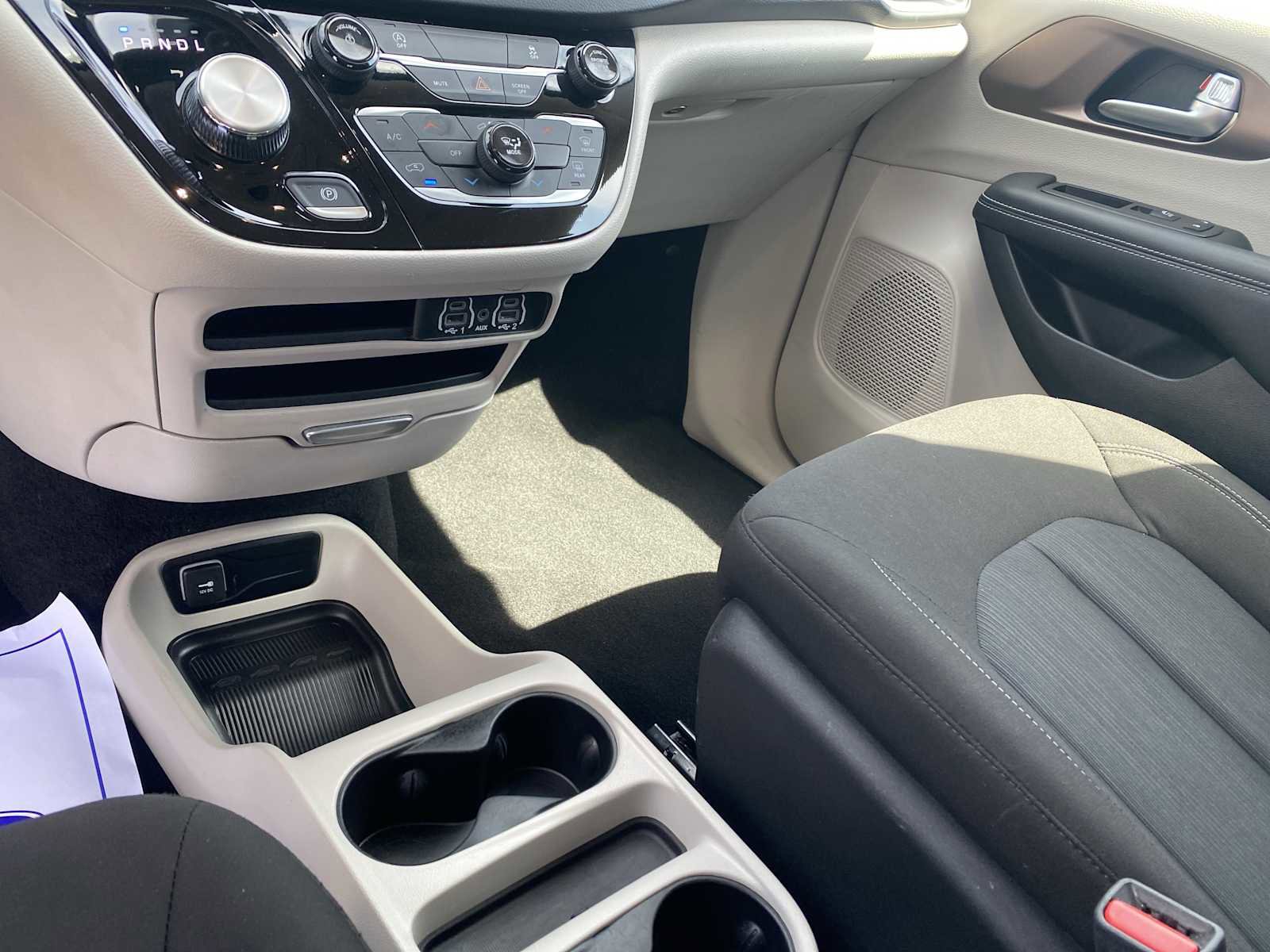 Used 2023 Chrysler Voyager LX image 17