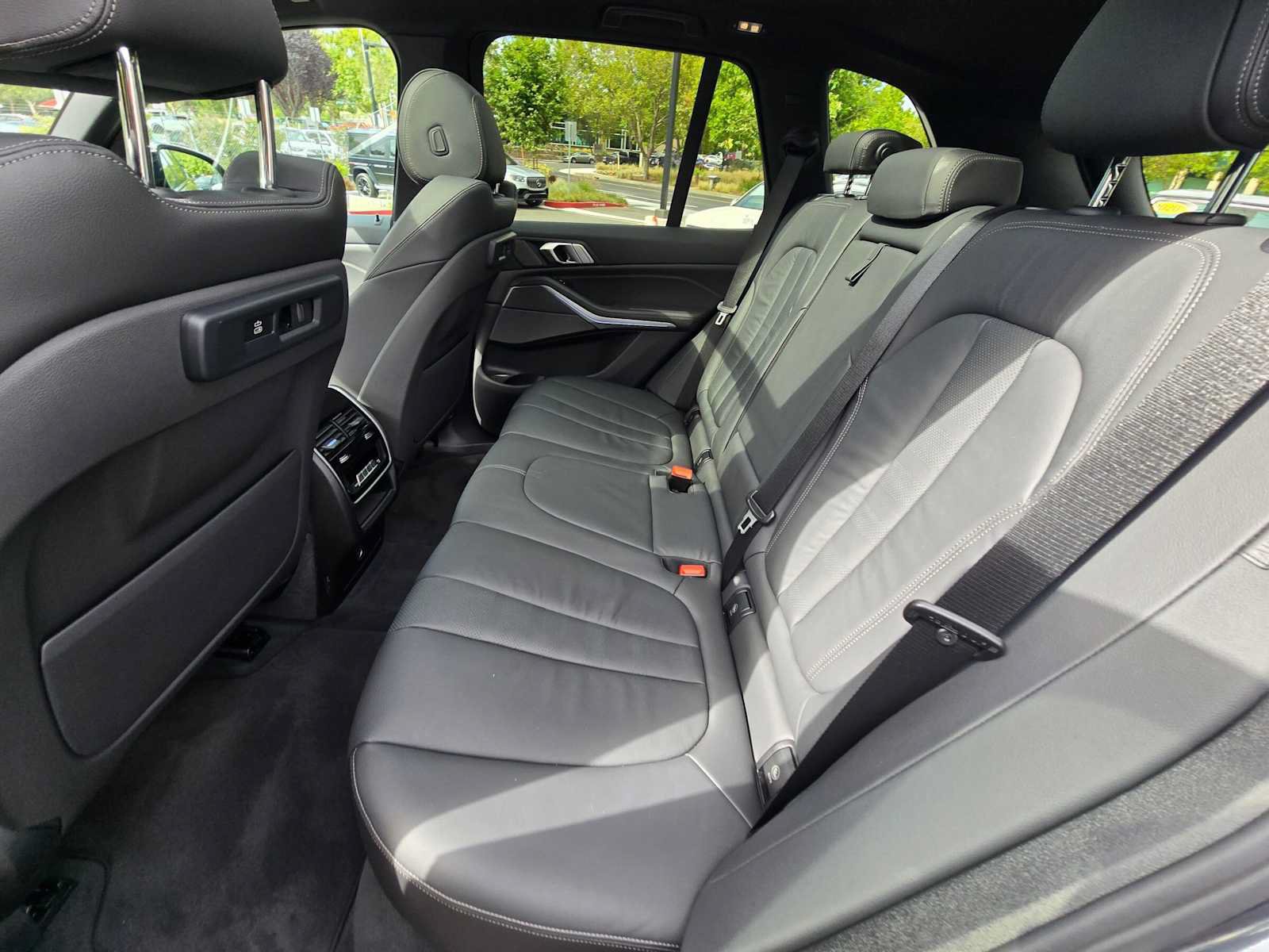 Used 2019 BMW X5 xDrive40i w/ M Sport Package AWD/4WD image 17