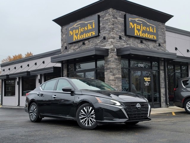 Used 2024 Nissan Altima 2.5 SV image 1