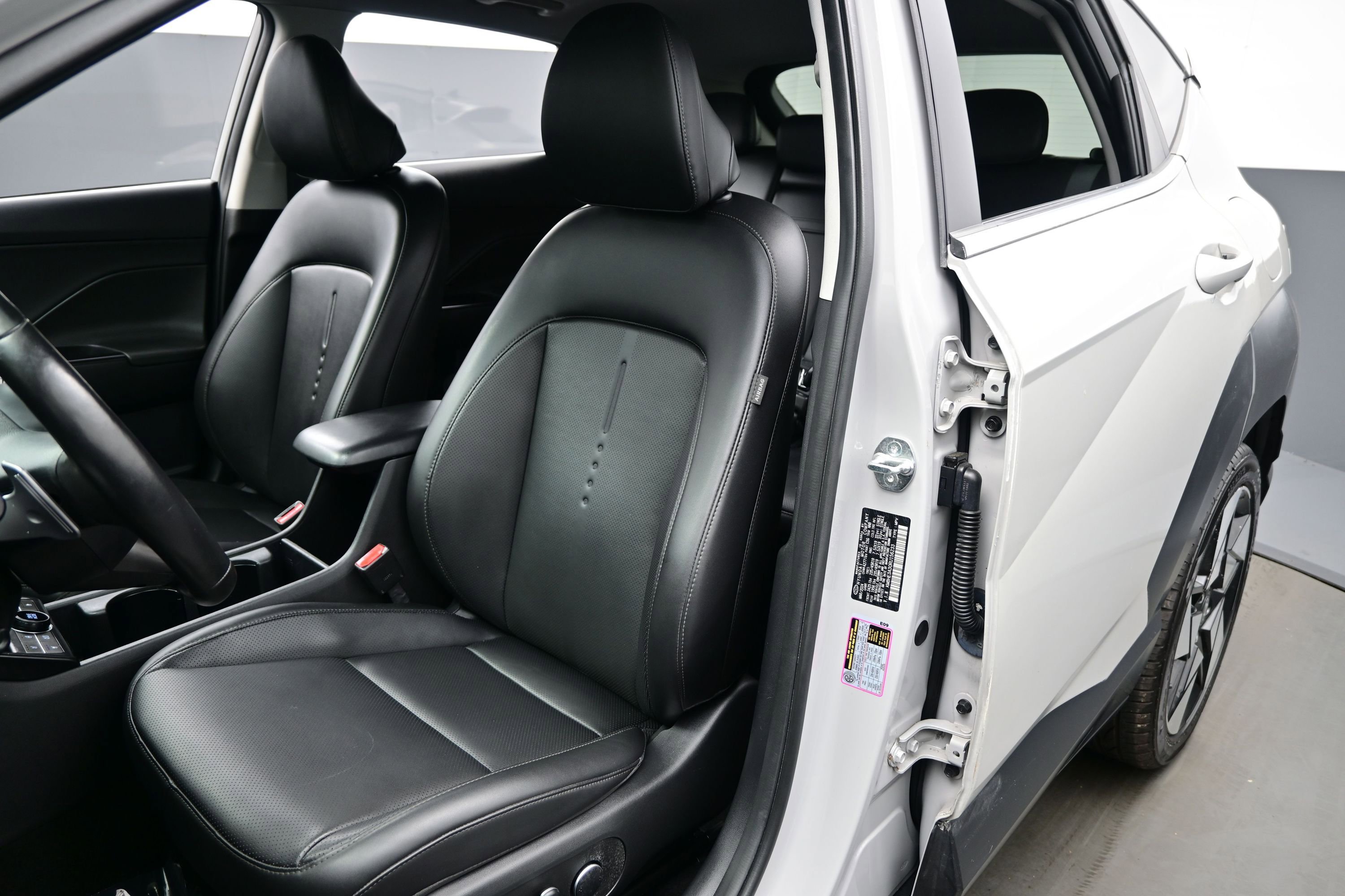Used 2024 Hyundai Kona Limited FWD image 11