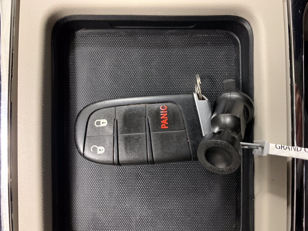 Used 2016 Chrysler Town & Country Touring FWD image 30