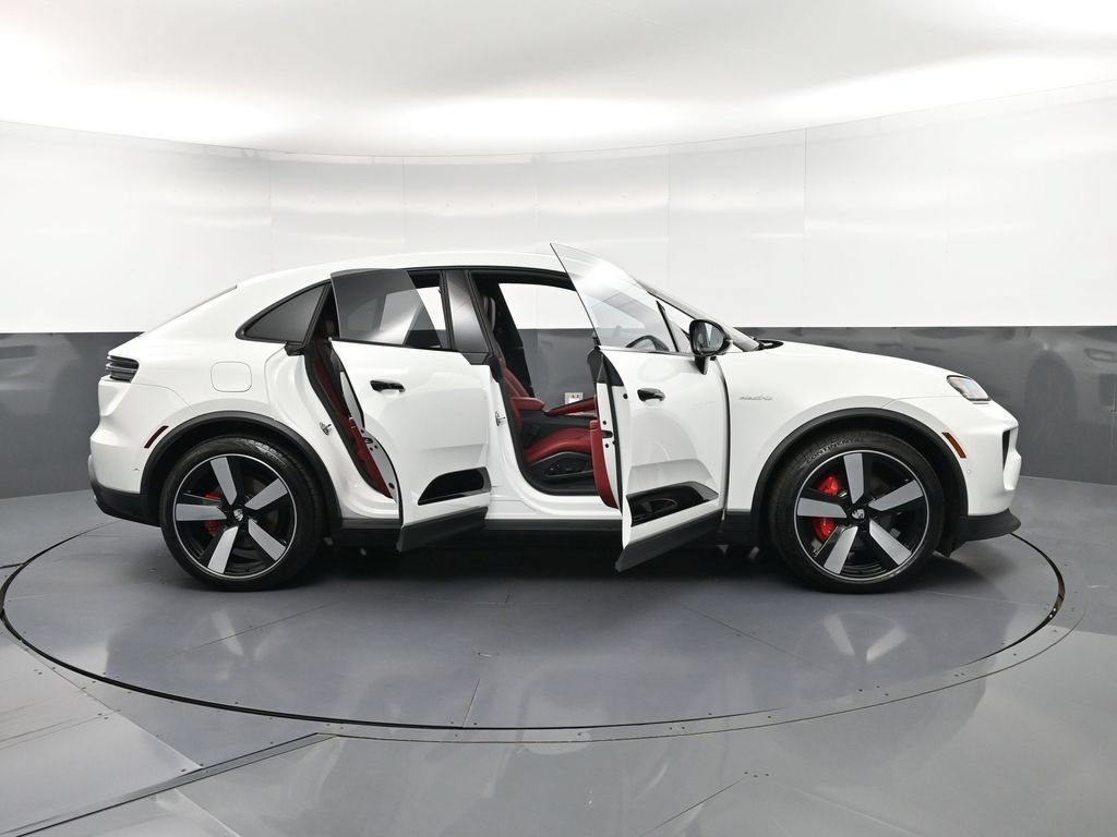 Certified 2025 Porsche Macan 4S Electric AWD/4WD image 37